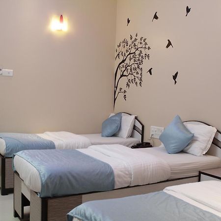 Hotel Broadway Colaba Мумбаи Экстерьер фото