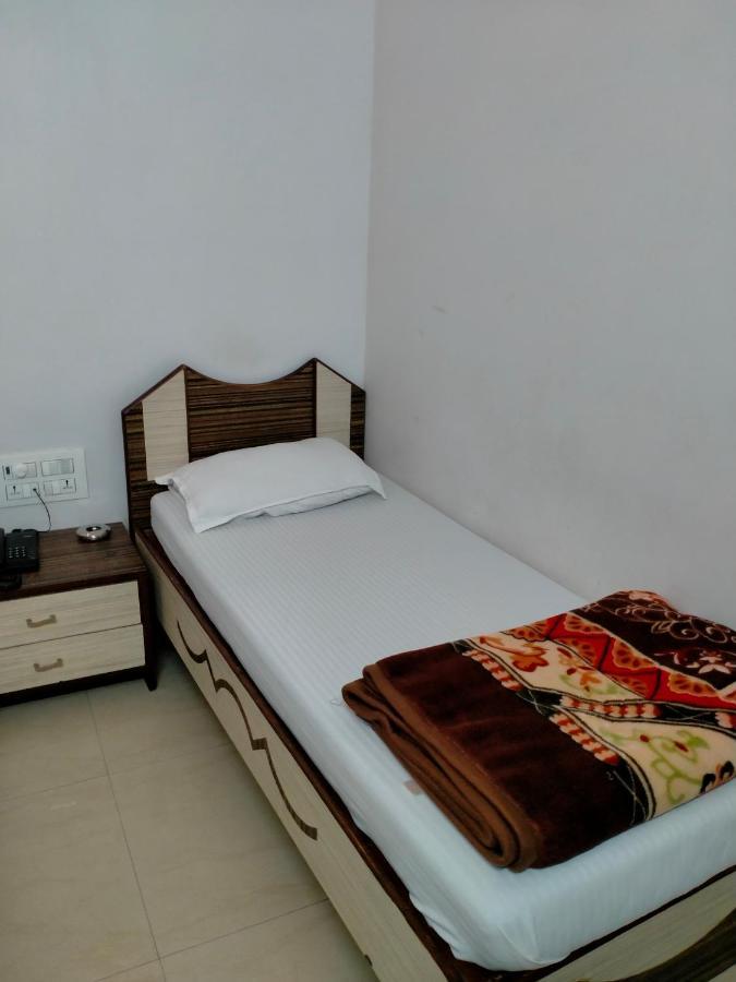Hotel Broadway Colaba Мумбаи Экстерьер фото