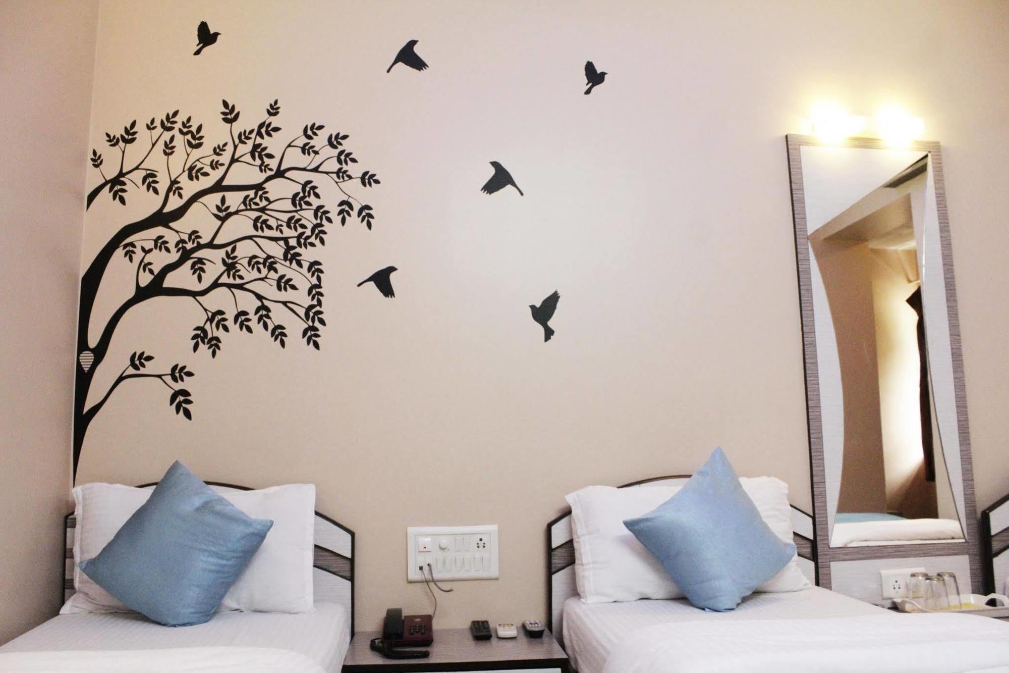 Hotel Broadway Colaba Мумбаи Экстерьер фото