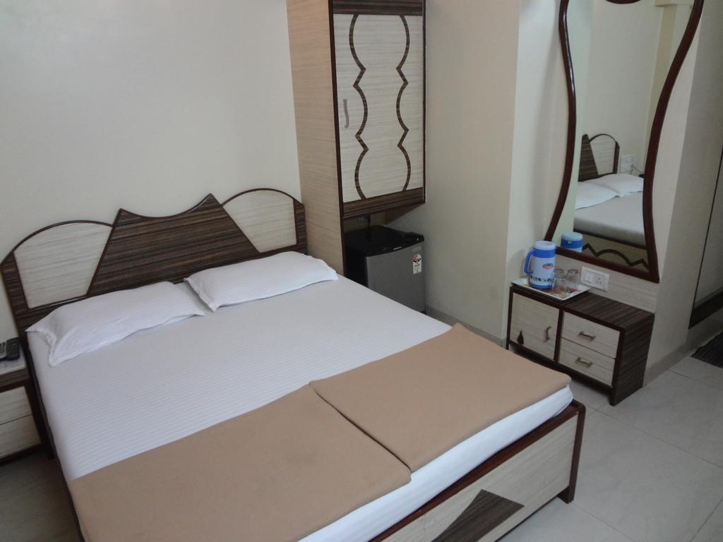 Hotel Broadway Colaba Мумбаи Экстерьер фото