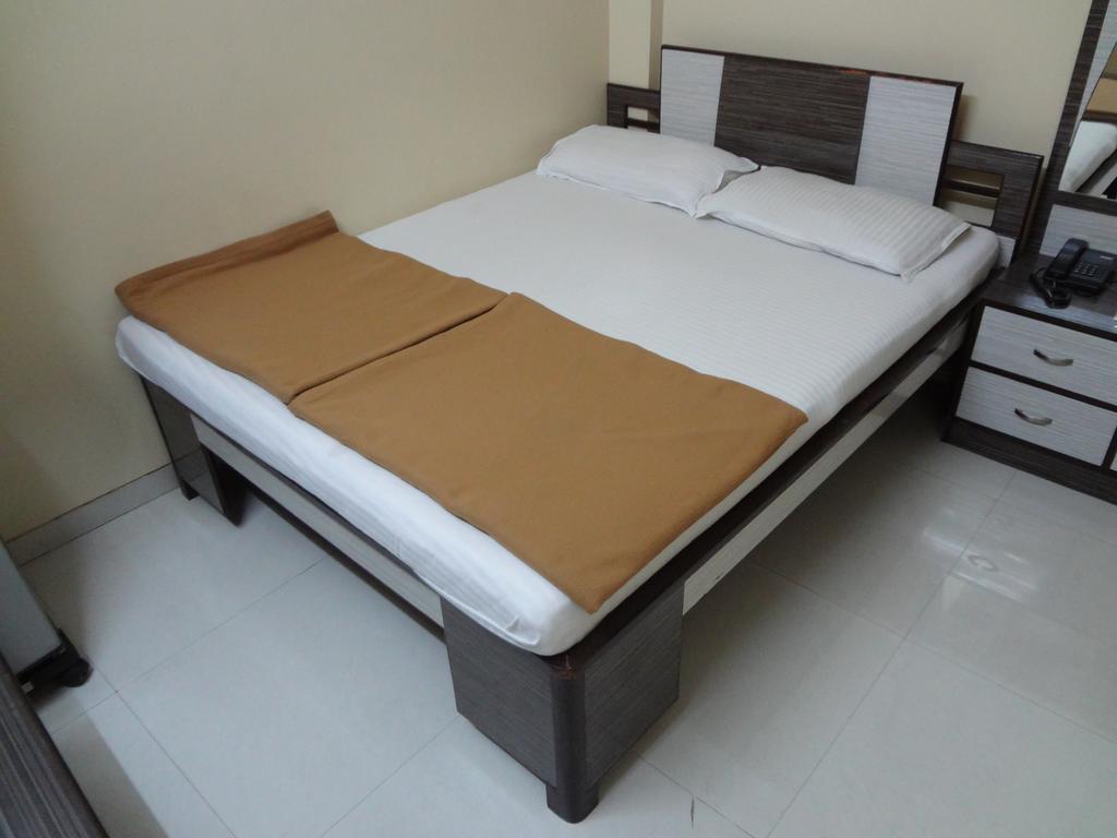 Hotel Broadway Colaba Мумбаи Номер фото