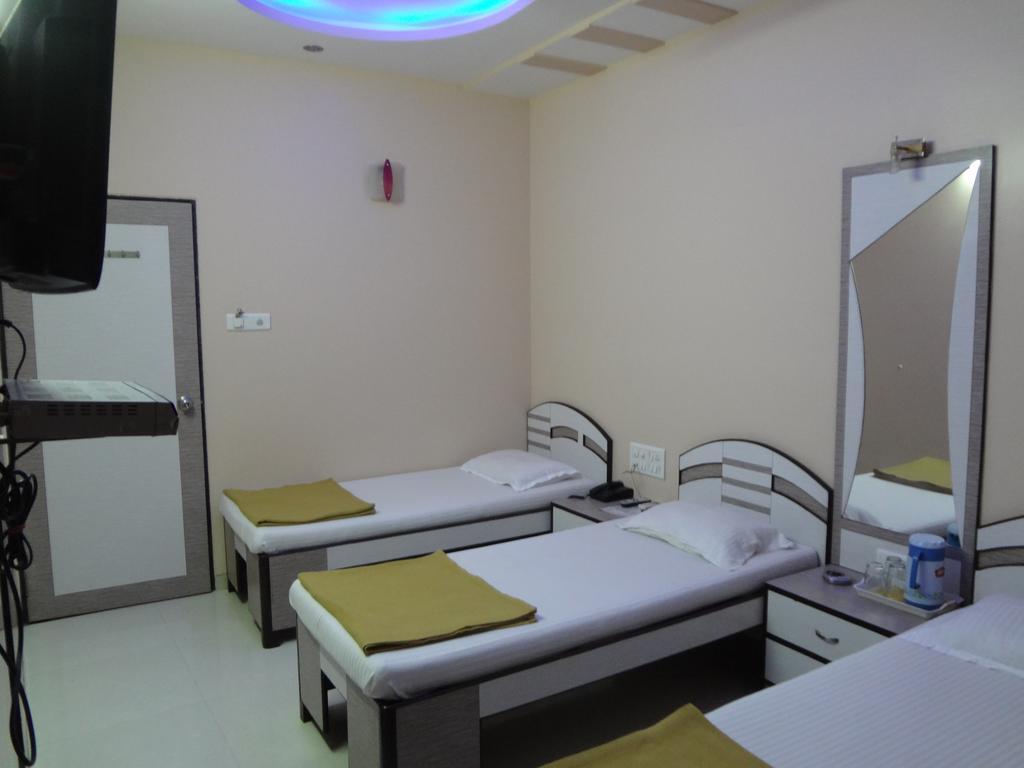 Hotel Broadway Colaba Мумбаи Экстерьер фото